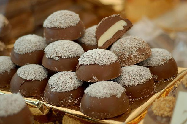 Que vontade de experimentar estes bombons! Como não dá para adivinhar o recheio, o melhor mesmo é sonhar com o sabor Que vontade de experimentar estes bombons! Como não dá para adivinhar o recheio, o melhor mesmo é sonhar com o sabor