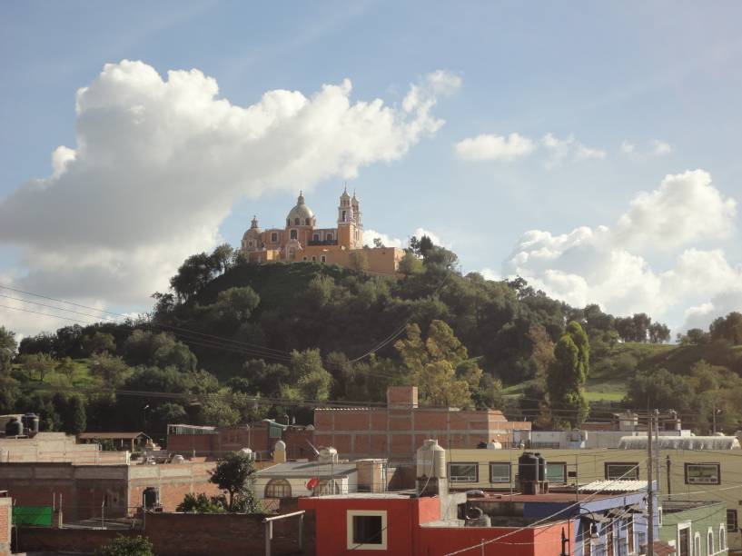 <strong>6. Grande Pirâmide de Cholula – San Andrés Cholula – México </strong>Parece uma montanha com uma igreja no topo, mas na verdade é uma imensa pirâmide, a maior do mundo em volume! Sua proeminência atual é de 55 metros, mas há um bom pedaço da pirâmide enterrado sob a pequena cidade de San Andrés Cholula. Seu estilo arquitetônico é próximo ao das construções de Teotihuacán, ainda que tenha influência evidente também do sítio arqueológico de El Tajín. Sua construção começou no século 3 a.C. e durou até o século 9 d.C. – não se sabe muito sobre o povo que empreendeu tanto esforço em erigi-la