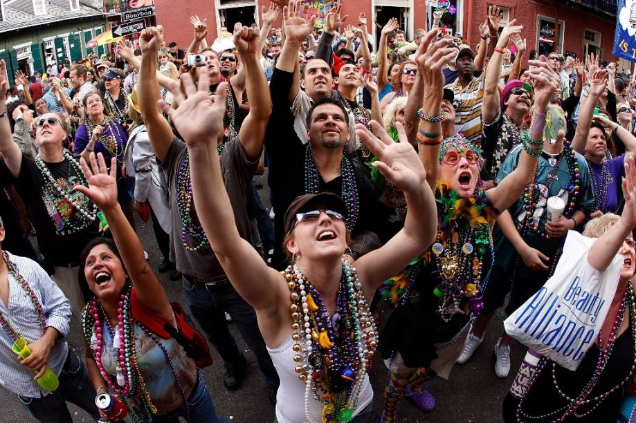 <strong>1. Mardi Gras, Nova Orleans</strong>    A terça-feira gorda que fecha o <strong>Carnaval </strong>é a celebração de todos os excessos terrenos, antes de entrar na Quaresma cristã. Música, dança, gulodices, pecados da carne, todos ficam malucos antes de ir para o confessionário e ficarem como anjos até a <strong>Páscoa</strong>. Sei. O Mardi Gras (terça gorda, em francês) mais famoso do planeta é o de <strong>Nova Orleans</strong>, e é sinônimo de Carnaval na cidade. A festa é famosa por suas paradas, bandinhas de jazz e os coloridos colares que voam pelas cabeças de locais e visitantes.    <strong>Onde: </strong>Nova Orleans, Louisiana, <a href="https://viajeaqui.abril.com.br/paises/estados-unidos" rel="Estados Unidos" target="_blank">Estados Unidos</a>. <strong>Quando: </strong>18/21 de Fevereiro