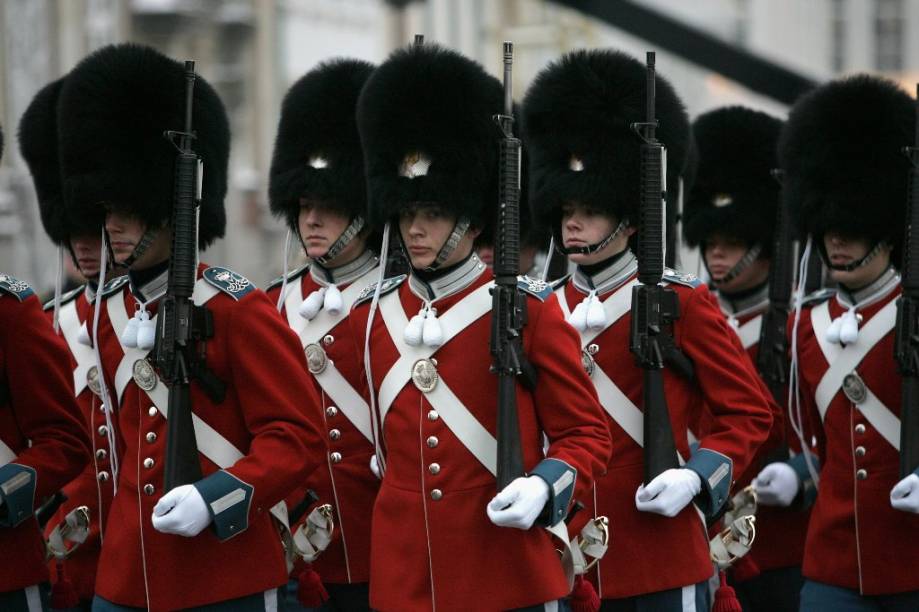 <a href="https://viajeaqui.abril.com.br/paises/dinamarca" rel="Dinamarca" target="_blank"><strong>Dinamarca</strong></a>Na terra de Hans Christian Andersen há magia em cada esquina. Os soldadinhos de chumbo estão a postos no <a href="https://viajeaqui.abril.com.br/estabelecimentos/dinamarca-copenhague-atracao-amalienborg" rel="Palácio de Amalienborg" target="_blank">Palácio de Amalienborg</a>, os lindos patinhos feios nadam despreocupados pelo lago de <a href="https://viajeaqui.abril.com.br/cidades/dinamarca-hillerod" rel="Hillerod " target="_blank">Hillerod </a>e a <a href="https://viajeaqui.abril.com.br/estabelecimentos/dinamarca-copenhague-atracao-pequena-sereia" rel="Pequena Sereia " target="_blank">Pequena Sereia </a>foi eternizada em um pequeno bronze em <a href="https://viajeaqui.abril.com.br/cidades/dinamarca-copenhague" rel="Copenhague" target="_blank">Copenhague</a>. Castelos como <a href="https://viajeaqui.abril.com.br/estabelecimentos/dinamarca-hillerod-atracao-frederiksborg" rel="Frederiksborg" target="_blank">Frederiksborg</a>, Kronborg e <a href="https://viajeaqui.abril.com.br/estabelecimentos/dinamarca-copenhague-atracao-rosenborg-slot" rel="Rosenborg " target="_blank">Rosenborg </a>animarão os maiorzinhos, enquanto toda a família se encantará com o adorado <a href="https://viajeaqui.abril.com.br/estabelecimentos/dinamarca-copenhague-atracao-tivoli" rel="Parque Tivoli" target="_blank">Parque Tivoli</a> <a href="https://viajeaqui.abril.com.br/paises/dinamarca" rel="Dinamarca" target="_blank"><strong>Dinamarca</strong></a>Na terra de Hans Christian Andersen há magia em cada esquina. Os soldadinhos de chumbo estão a postos no <a href="https://viajeaqui.abril.com.br/estabelecimentos/dinamarca-copenhague-atracao-amalienborg" rel="Palácio de Amalienborg" target="_blank">Palácio de Amalienborg</a>, os lindos patinhos feios nadam despreocupados pelo lago de <a href="https://viajeaqui.abril.com.br/cidades/dinamarca-hillerod" rel="Hillerod " target="_blank">Hillerod </a>e a <a href="https://viajeaqui.abril.com.br/estabelecimentos/dinamarca-copenhague-atracao-pequena-sereia" rel="Pequena Sereia " target="_blank">Pequena Sereia </a>foi eternizada em um pequeno bronze em <a href="https://viajeaqui.abril.com.br/cidades/dinamarca-copenhague" rel="Copenhague" target="_blank">Copenhague</a>. Castelos como <a href="https://viajeaqui.abril.com.br/estabelecimentos/dinamarca-hillerod-atracao-frederiksborg" rel="Frederiksborg" target="_blank">Frederiksborg</a>, Kronborg e <a href="https://viajeaqui.abril.com.br/estabelecimentos/dinamarca-copenhague-atracao-rosenborg-slot" rel="Rosenborg " target="_blank">Rosenborg </a>animarão os maiorzinhos, enquanto toda a família se encantará com o adorado <a href="https://viajeaqui.abril.com.br/estabelecimentos/dinamarca-copenhague-atracao-tivoli" rel="Parque Tivoli" target="_blank">Parque Tivoli</a>