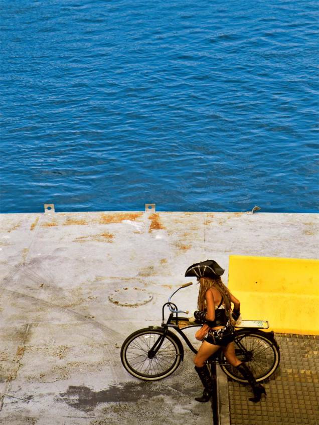 Ciclista no embarque do ferry Ciclista no embarque do ferry