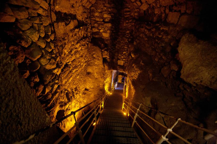 <strong>Cidade de Davi </strong>(local sagrado para o judaísmo)O lugar é um grande parque arqueológico com muralhas que datam dos séculos 18 e 13 a.C., túneis atribuídos a Salomão e um reservatório de água de 70 d.C. A Cidade de Davi fica ao sul da Cidade Velha, nos limites da muralha