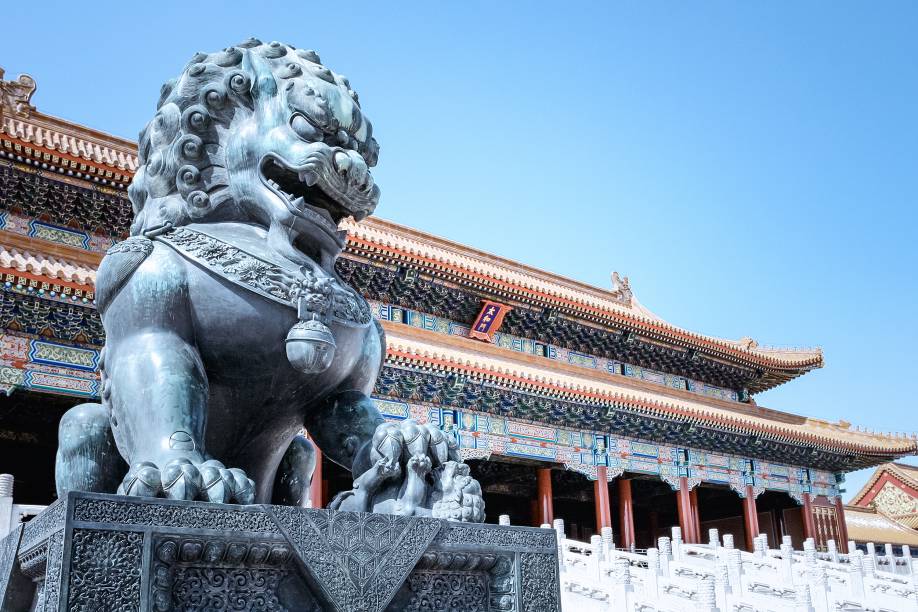 <strong>YUNNAN E TIBETE </strong>Em hotéis luxuosos, o tour tem duas noites em <a href="https://viajeaqui.abril.com.br/cidades/china-pequim-beijing" rel="Pequim" target="_blank">Pequim</a> (foto), para então explorar os rincões do país: são cinco noites entre Dali e Lijiang, na montanhosa província de Yunnan, e seis por Shangri-la e Lhasa, no Tibete, com passeios a templos taoístas, budistas e islâmicos. Inclui voos internos.<strong>QUANDO:</strong> Até outubro<strong>QUEM LEVA:</strong> A <a href="https://www.terramundi.com.br/" rel="Terramundi " target="_blank">Terramundi </a><strong>QUANTO:</strong> US$ 10 350 (sem aéreo) <strong>YUNNAN E TIBETE </strong>Em hotéis luxuosos, o tour tem duas noites em <a href="https://viajeaqui.abril.com.br/cidades/china-pequim-beijing" rel="Pequim" target="_blank">Pequim</a> (foto), para então explorar os rincões do país: são cinco noites entre Dali e Lijiang, na montanhosa província de Yunnan, e seis por Shangri-la e Lhasa, no Tibete, com passeios a templos taoístas, budistas e islâmicos. Inclui voos internos.<strong>QUANDO:</strong> Até outubro<strong>QUEM LEVA:</strong> A <a href="https://www.terramundi.com.br/" rel="Terramundi " target="_blank">Terramundi </a><strong>QUANTO:</strong> US$ 10 350 (sem aéreo)