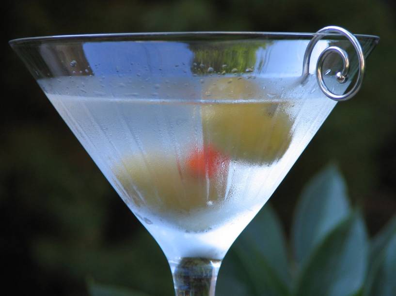 <strong>5. Martini – <a href="https://viajeaqui.abril.com.br/paises/reino-unido" rel="Inglaterra " target="_blank">Inglaterra</a></strong>                    Dos muitos drinks criados na Inglaterra (afinal, é uma terra de muitos bebedores semi-profissionais), o martini é um dos mais icônicos por ser o drink preferido da Rainha Elisabeth I (falecida em 2002 aos 101 anos de idade). A Rainha Mãe, como se referem à bisa de William e Henry, bebia cerca de 8 unidades de álcool por dia (240ml – hoje em dia seria considerada alcoólatra). Sua hora favorita do dia era às 6h da tarde, que ela chamava de Hora Mágica, quando a rainha bebia um martini – todos os dias. James Bond, seu fiel espião, também é adepto do martini: batido e não mexido. God save the Queen!                    <strong>Experimente em casa:</strong> bata ou misture 6 partes de gim, 1 parte de vermute branco (transparente) em uma coqueteleira cheia de gelo. Coe e sirva em taça alta de martini, torça a casca de um limão siciliano sobre o drink para liberar seus óleos essenciais e sirva com uma ou duas azeitonas.                    Para preparar um “dry martini”, é preciso usar gin e vermute secos. Caso queira um “perfect martini”, adicione quantidades iguais de martini seco e doce. E ao “dirty martini”, inclua um chorinho de água de azeitona (aquela que vem no vidro mesmo).