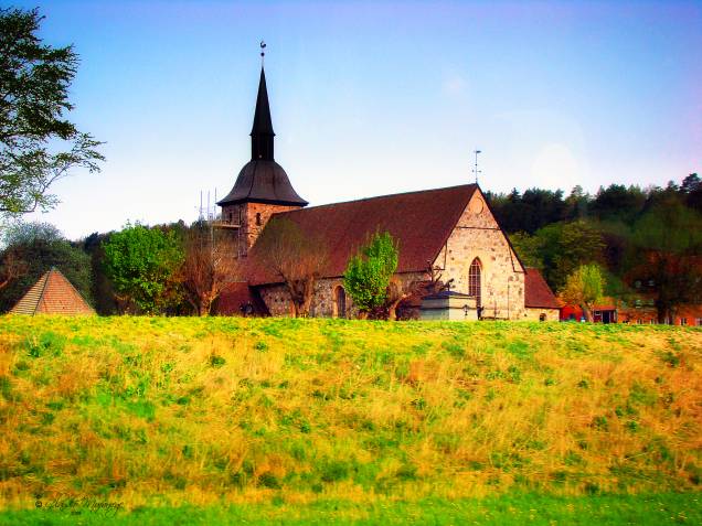 A cidade de Sodertalje está localizada na província histórica de Södermanland. Construções como a da pequena igreja da foto misturam-se ao charme de suas paisagens naturais A cidade de Sodertalje está localizada na província histórica de Södermanland. Construções como a da pequena igreja da foto misturam-se ao charme de suas paisagens naturais