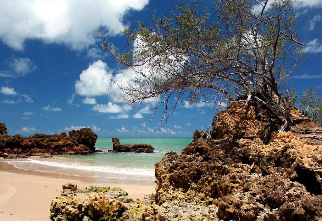 Praia Tambaba, em Conde, PB