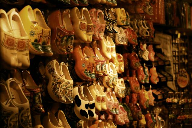 "Poc-poc-poc" é o que se ouve quando os clogs, estes típicos e coloridos sapatos holandeses de madeira, estão sendo usados para dançar. Originalmente, costumavam ser utilizados como um tipo de calçado de proteção para os agricultores, mas se transformaram na lembrancinha mais típica do país "Poc-poc-poc" é o que se ouve quando os clogs, estes típicos e coloridos sapatos holandeses de madeira, estão sendo usados para dançar. Originalmente, costumavam ser utilizados como um tipo de calçado de proteção para os agricultores, mas se transformaram na lembrancinha mais típica do país