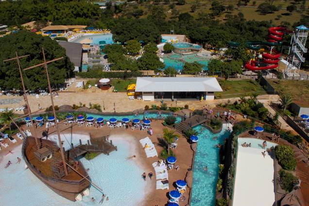 <strong>RIO QUENTE </strong> O pacote de quatro noites com meia-pensão é no<a href="https://viajeaqui.abril.com.br/estabelecimentos/br-go-rio-quente-hospedagem-rio-quente-cristal-resort" rel=" Cristal"> Cristal</a>, o hotel top (e mais novo) do complexo Rio Quente Resorts, Resort do Ano pelo Prêmio VT 2013/2014. Além de curtir o bom restaurante e a piscina com vista para a mata, os hóspedes têm acesso livre aos toboáguas do famoso <a href="https://viajeaqui.abril.com.br/estabelecimentos/br-go-rio-quente-atracao-hot-park" rel="Hot Park">Hot Park</a> e às águas termais do Parque das Fontes. <strong>Quando:</strong> Em 16 de março <strong>Quem leva:</strong> A <a href="https://valetur.com.br/" rel="Valetur " target="_blank">Valetur </a>(11 3509-3327) <strong>Quanto:</strong> R$ 3 796 - <a href="https://www.rioquenteresorts.com.br/" rel="rioquenteresorts. com.br" target="_blank">rioquenteresorts. com.br</a> <strong>RIO QUENTE </strong> O pacote de quatro noites com meia-pensão é no<a href="https://viajeaqui.abril.com.br/estabelecimentos/br-go-rio-quente-hospedagem-rio-quente-cristal-resort" rel=" Cristal"> Cristal</a>, o hotel top (e mais novo) do complexo Rio Quente Resorts, Resort do Ano pelo Prêmio VT 2013/2014. Além de curtir o bom restaurante e a piscina com vista para a mata, os hóspedes têm acesso livre aos toboáguas do famoso <a href="https://viajeaqui.abril.com.br/estabelecimentos/br-go-rio-quente-atracao-hot-park" rel="Hot Park">Hot Park</a> e às águas termais do Parque das Fontes. <strong>Quando:</strong> Em 16 de março <strong>Quem leva:</strong> A <a href="https://valetur.com.br/" rel="Valetur " target="_blank">Valetur </a>(11 3509-3327) <strong>Quanto:</strong> R$ 3 796 - <a href="https://www.rioquenteresorts.com.br/" rel="rioquenteresorts. com.br" target="_blank">rioquenteresorts. com.br</a>