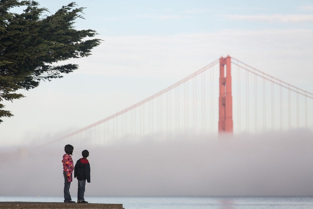 Imagem cl&aacute;ssica de San Francisco: a Golden Gate Bridge e a n&eacute;voa