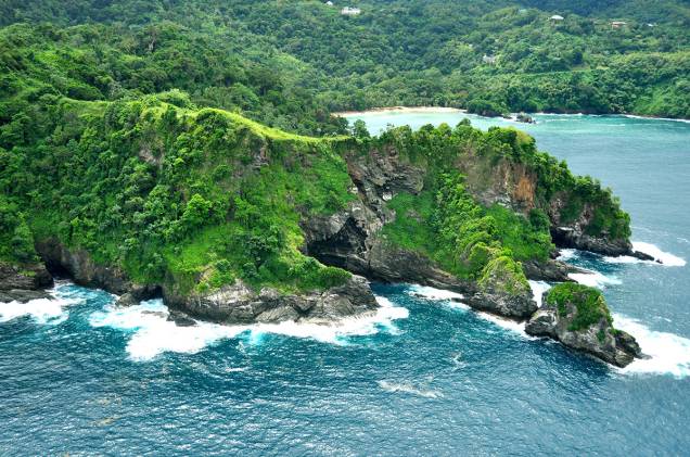 A deserta praia de Englishmans’s Bay, atrás do morro, é considerada uma das praias mais bonitas da ilha de Tobago A deserta praia de Englishmans’s Bay, atrás do morro, é considerada uma das praias mais bonitas da ilha de Tobago