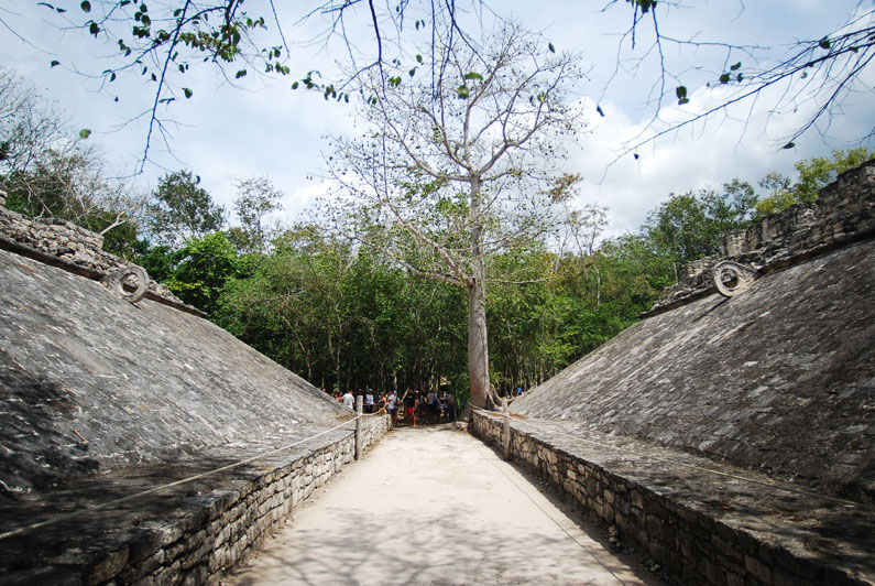 <strong>Cobá</strong><br />A cidade alcançou seu apogeu entre 200 e 800 d.C., época em que chegou a ter aproximadamente 50 mil habitantes. Fica a cerca de 40 quilômetros de Tulum e a 90 km de Chichén Itzá. Na foto, o campo onde era disputado o "jogo de pelota" – o objetivo era fazer com que uma bola produzida a partir do látex extraído das árvores passasse por dentro dos aros situados nas laterais