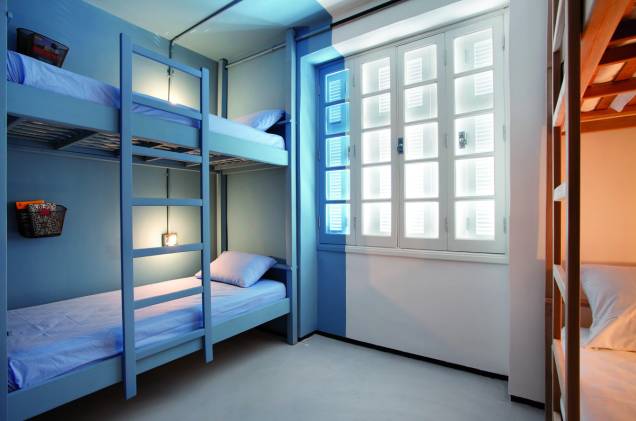 <strong><a href="https://viajeaqui.abril.com.br/estabelecimentos/br-rj-rio-de-janeiro-hospedagem-contemporaneo-hostel" rel="Contemporâneo Hostel" target="_blank">Contemporâneo Hostel</a>, no <a href="https://viajeaqui.abril.com.br/cidades/br-rj-rio-de-janeiro" rel="Rio de Janeiro" target="_blank">Rio de Janeiro</a> (<a href="https://viajeaqui.abril.com.br/estados/br-rio-de-janeiro" rel="RJ" target="_blank">RJ</a>)</strong> Ocupa um casarão antigo, com decoração moderna. Os quartos têm bons colchões e enxoval; os privativos são amplos e equipados com TV de LCD e canais por assinatura. Em noites sem chuva, o bar funciona em um contêiner. <a href="https://www.booking.com/hotel/br/contemporaneo-hostel.pt-br.html?aid=332455&label=viagemabril-hostelsdescolados" rel="BOOKING.COM: veja os preços e faça sua reserva no Contemporâneo Hostel" target="_blank">BOOKING.COM: veja os preços e faça sua reserva no Contemporâneo Hostel</a> <strong><a href="https://viajeaqui.abril.com.br/estabelecimentos/br-rj-rio-de-janeiro-hospedagem-contemporaneo-hostel" rel="Contemporâneo Hostel" target="_blank">Contemporâneo Hostel</a>, no <a href="https://viajeaqui.abril.com.br/cidades/br-rj-rio-de-janeiro" rel="Rio de Janeiro" target="_blank">Rio de Janeiro</a> (<a href="https://viajeaqui.abril.com.br/estados/br-rio-de-janeiro" rel="RJ" target="_blank">RJ</a>)</strong> Ocupa um casarão antigo, com decoração moderna. Os quartos têm bons colchões e enxoval; os privativos são amplos e equipados com TV de LCD e canais por assinatura. Em noites sem chuva, o bar funciona em um contêiner. <a href="https://www.booking.com/hotel/br/contemporaneo-hostel.pt-br.html?aid=332455&label=viagemabril-hostelsdescolados" rel="BOOKING.COM: veja os preços e faça sua reserva no Contemporâneo Hostel" target="_blank">BOOKING.COM: veja os preços e faça sua reserva no Contemporâneo Hostel</a>