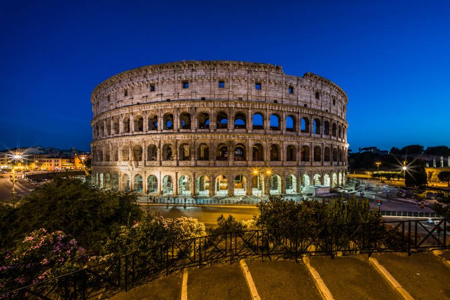 À noite, o <a href="https://viajeaqui.abril.com.br/estabelecimentos/italia-roma-atracao-coloseo-coliseu" rel="Coliseu" target="_blank">Coliseu</a> ganha iluminação especial; mas fique de olho nos horários de visitação: só são permitido entrar no anfiteatro romano durante o dia