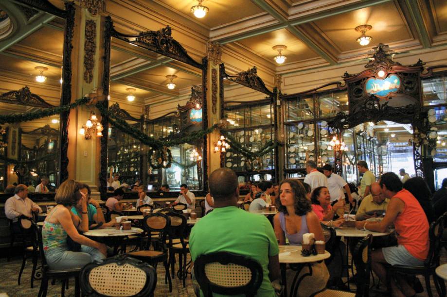 <strong><a href="https://viajeaqui.abril.com.br/estabelecimentos/br-rj-rio-de-janeiro-restaurante-confeitaria-colombo" rel="Confeitaria Colombo (Rio de Janeiro) ">Confeitaria Colombo (Rio de Janeiro)</a></strong>            Nas duas unidades, o destaque é o ambiente. No salão de 1894, o <strong>Café Pelé</strong> é vendido espresso ou extraído em coador de pano. Também pode ser provado como milk-shake, batido com sorvete de baunilha e servido no copo com calda de chocolate. Na filial do <strong>Forte de Copacabana</strong>, o cafezinho é acompanhado da estonteante vista para o mar. <em>R. Gonçalves Dias, 32 (Centro), 21/2505-1500, <a href="https://www.confeitariacolombo.com.br" rel="www.confeitariacolombo.com.br">www.confeitariacolombo.com.br</a></em>