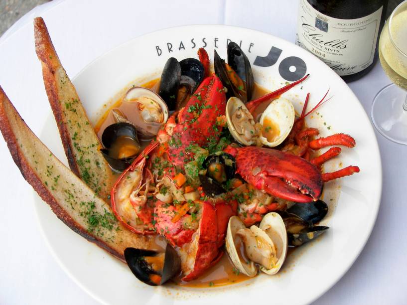 <strong>Bouillabaisse, <a href="https://viajeaqui.abril.com.br/paises/franca" rel="França" target="_blank">França</a></strong><br />  Tal como o cozido português, dentro do bouillabaisse vai o que estiver disponível. Originário da cidade portuária de <a href="https://viajeaqui.abril.com.br/cidades/franca-marselha" rel="Marselha" target="_blank">Marselha</a>, agregava-se ao caldeirão tudo o que os pescadores não haviam vendido no mercado ou reservaram de bom para a família. O rico caldo pode ser incrementado com praticamente todo tipo de fruto do mar: lulas, polvos, mariscos, caranguejos e peixes variados. O jeito clássico de se servir é primeiro provar o caldo com pão e depois os pescados