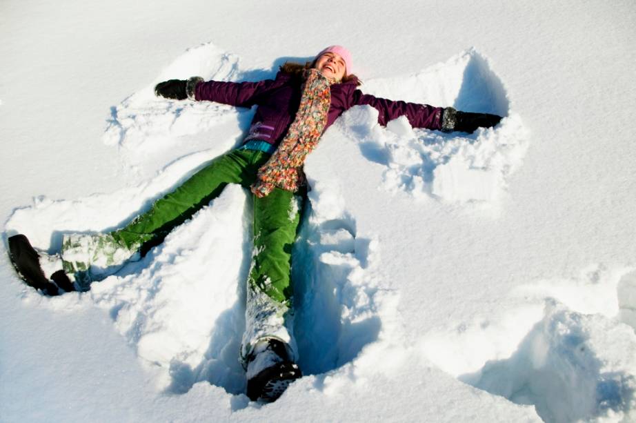 <strong>Com que roupa eu vou?</strong>            A maioria de n&oacute;s, brasileiros, n&atilde;o possui roupas adequadas para enfrentar o frio que iremos encontrar em resorts de inverno. Na hora do esqui o ideal &eacute; alugar roupas adequadas. Se for praticar outras atividades ao ar-livre (como caminhadas e tren&oacute;s de c&atilde;es), vale a pena seguir a regra da cebola: camadas de roupas que lhe dar&atilde;o o conforto necess&aacute;rio, seco e aquecido. A roupa externa ideal deve te proteger do vento e da umidade (jaquetas, anoraks ou parkas com materias como gore-tex), j&aacute; que o calor ficar&aacute; retido em uma ou duas camadas com tecidos como microfleece e dry-fit, que seguram o calor e deixam passar a transpira&ccedil;&atilde;o. Um bom e velho casaco de l&atilde; tamb&eacute;m funciona bem. Nessas condi&ccedil;&otilde;es, evite roupas de algod&atilde;o, que n&atilde;o conhecem e absorvem o suor.            Na ora do jantar ou dos passeios mais comuns, n&atilde;o esque&ccedil;a de levar na mala botas, uma boa jaqueta, gorro, cachec&oacute;is e luvas. Jeans? Em ambiente externo nem pensar, pois ele ret&eacute;m muito mal o calor. Cal&ccedil;as de l&atilde;, veludo e poli&eacute;ster, com elastano, funcionam bem melhor. E n&atilde;o se esque&ccedil;a de proteger bem os p&eacute;s: meias molhadas congelam rapidamente os p&eacute;s