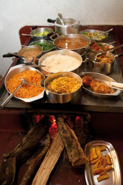 A comida mineira no fogão a lenha é marca registrada da região: os visitantes do Festival de Gastronomia e Cultura da Roça, em Gonçalves, Minas Gerais, podem acompanhar a cozinha de pertinho