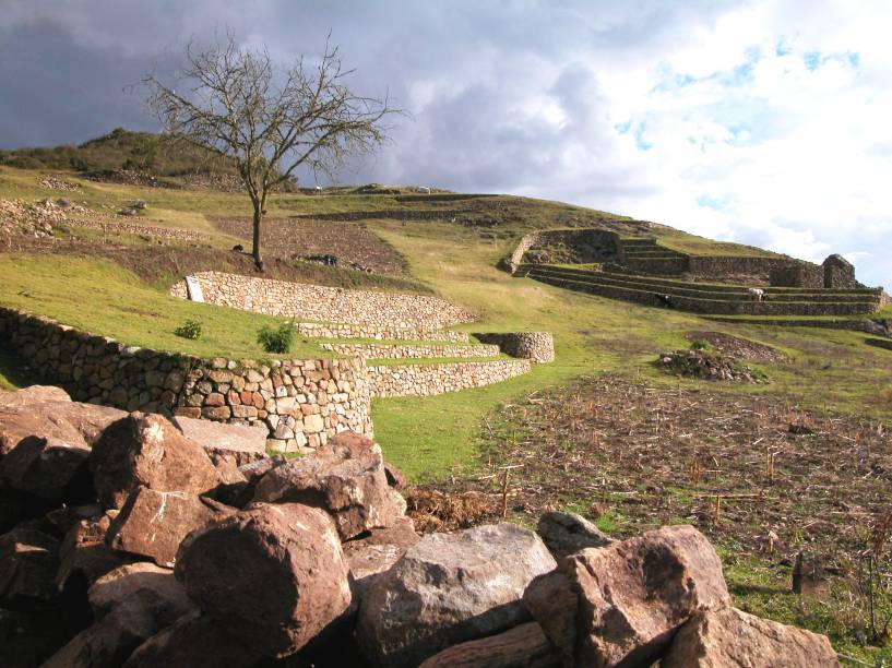 <a href="https://viajeaqui.abril.com.br/paises/equador" rel="Cojitambo - Equador " target="_blank"><strong>Cojitambo – Equador</strong></a> Esse complexo arqueológico é o que restou de um santuário cerimonial canar e inca, além de ter funcionado como forte militar. O povo Canar ocupou a região de 500 a.C. até 1450, quando foram conquistados pelos Incas. Os terraços, escadas e poço são de origem canar, mas os dois edifícios ainda de pé são incas <a href="https://viajeaqui.abril.com.br/paises/equador" rel="Cojitambo - Equador " target="_blank"><strong>Cojitambo – Equador</strong></a> Esse complexo arqueológico é o que restou de um santuário cerimonial canar e inca, além de ter funcionado como forte militar. O povo Canar ocupou a região de 500 a.C. até 1450, quando foram conquistados pelos Incas. Os terraços, escadas e poço são de origem canar, mas os dois edifícios ainda de pé são incas