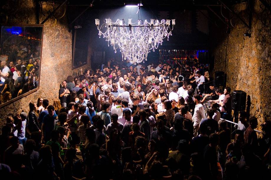 <strong>PARA VER E SER VISTO</strong> <strong><a href="https://comuna.cc/" target="_blank" rel="noopener">Comuna</a> </strong>Antes esnobado como “bairro de passagem”, Botafogo ganhou uma aura cult de alguns anos para cá com a abertura de novos e charmosos endereços. Misto de hamburgueria, galeria de arte, loja, café e bar, o Comuna é um dos pioneiros de uma leva de estabelecimentos hipster que vêm pipocando pela região. Nas noites de fim de semana, o local fica abarrotado – e, sem se importar com isso, o público ocupa o salão e o corredor e se aglomera também na calçada. A casa faz uso de ingredientes orgânicos, promove um cardápio colaborativo e renova com frequência a carta de drinques (com sugestões como o cabocaqui: caqui, vodca com infusão de carambola e xarope de tamarindo) <em>R. Sorocaba, 585 (Botafogo), (21) 3579-6175</em> <strong>PARA VER E SER VISTO</strong> <strong><a href="https://comuna.cc/" target="_blank" rel="noopener">Comuna</a> </strong>Antes esnobado como “bairro de passagem”, Botafogo ganhou uma aura cult de alguns anos para cá com a abertura de novos e charmosos endereços. Misto de hamburgueria, galeria de arte, loja, café e bar, o Comuna é um dos pioneiros de uma leva de estabelecimentos hipster que vêm pipocando pela região. Nas noites de fim de semana, o local fica abarrotado – e, sem se importar com isso, o público ocupa o salão e o corredor e se aglomera também na calçada. A casa faz uso de ingredientes orgânicos, promove um cardápio colaborativo e renova com frequência a carta de drinques (com sugestões como o cabocaqui: caqui, vodca com infusão de carambola e xarope de tamarindo) <em>R. Sorocaba, 585 (Botafogo), (21) 3579-6175</em>