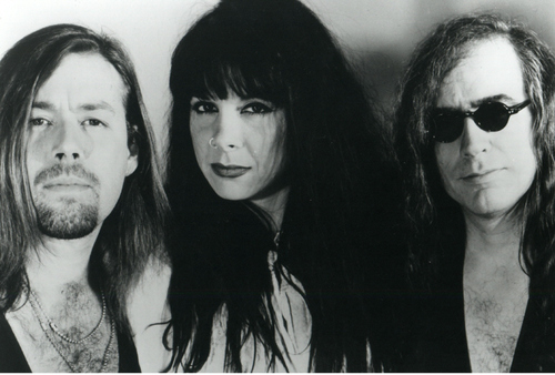 <strong>CONCRETE BLONDE & GENE LOVES JEZEBEL</strong><br /> <br /> A banda californiana Concrete Blonde (foto) virá ao Brasil para uma série de quatro shows. Você certamente vai cantar os clássicos <em>Joey </em>e <em>Tomorrow, Wendy</em>. Junto com ela vem Gene Loves Jezebel, banda de rock londrina com ares góticos. <strong>Onde e Quando: </strong>Porto Alegre (RS), dia 17 de maio, no Teatro do Bourbon Country. Curitiba (PR), dia 18, no Festival Lupaluna. São Paulo, dia 19 de maio, no HSBC Brasil. Rio de Janeiro, dia 20 de maio, na Fundição Progresso <strong>Ingressos: </strong>Porto Alegre e São Paulo estão à venda no site <a href="https://www.ingressorapido.com.br/BuscaPrincipal.aspx?pesq=concrete" rel="Ingresso Rápido" target="_blank">Ingresso Rápido</a>. Em Curitiba os ingressos ainda não estão à venda e Rio de Janeiro é possível comprar no site da própria <a href="https://www.fundicaoprogresso.com.br/index.php?page=Internas.loja" rel="casa de shows" target="_blank">casa de shows</a> <strong>CONCRETE BLONDE & GENE LOVES JEZEBEL</strong><br /> <br /> A banda californiana Concrete Blonde (foto) virá ao Brasil para uma série de quatro shows. Você certamente vai cantar os clássicos <em>Joey </em>e <em>Tomorrow, Wendy</em>. Junto com ela vem Gene Loves Jezebel, banda de rock londrina com ares góticos. <strong>Onde e Quando: </strong>Porto Alegre (RS), dia 17 de maio, no Teatro do Bourbon Country. Curitiba (PR), dia 18, no Festival Lupaluna. São Paulo, dia 19 de maio, no HSBC Brasil. Rio de Janeiro, dia 20 de maio, na Fundição Progresso <strong>Ingressos: </strong>Porto Alegre e São Paulo estão à venda no site <a href="https://www.ingressorapido.com.br/BuscaPrincipal.aspx?pesq=concrete" rel="Ingresso Rápido" target="_blank">Ingresso Rápido</a>. Em Curitiba os ingressos ainda não estão à venda e Rio de Janeiro é possível comprar no site da própria <a href="https://www.fundicaoprogresso.com.br/index.php?page=Internas.loja" rel="casa de shows" target="_blank">casa de shows</a>
