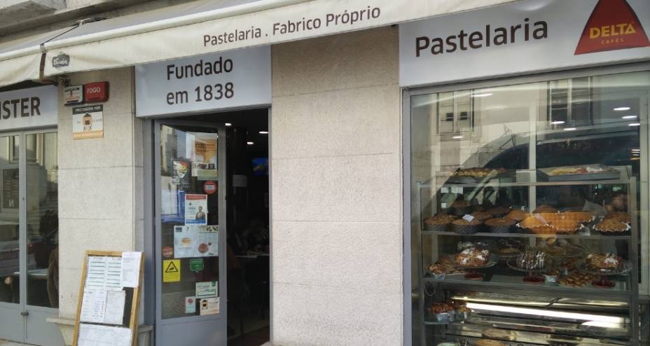 Era <a href="https://www.facebook.com/confeitariacister?rf=118458124903326" target="_blank" rel="noopener">nessa pastelaria</a> de 1838 que Eça tomava todos os dias o seu "pequeno almoço". Ela foi remodelada há pouco tempo e agora tem um painel de azulejos alusivo ao autor. <em>(Rua Escola Politécnica, 107)</em> Era <a href="https://www.facebook.com/confeitariacister?rf=118458124903326" target="_blank" rel="noopener">nessa pastelaria</a> de 1838 que Eça tomava todos os dias o seu "pequeno almoço". Ela foi remodelada há pouco tempo e agora tem um painel de azulejos alusivo ao autor. <em>(Rua Escola Politécnica, 107)</em>