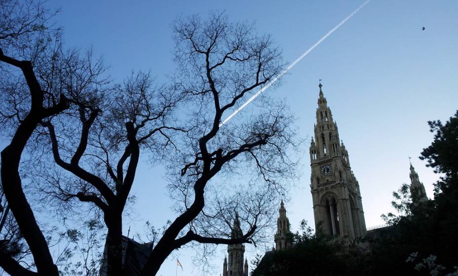 Entardecer na prefeitura de <a href="https://viajeaqui.abril.com.br/cidades/austria-viena" rel="Viena" target="_blank">Viena</a>, <a href="https://viajeaqui.abril.com.br/paises/austria" rel="&Aacute;ustria" target="_blank">&Aacute;ustria</a>