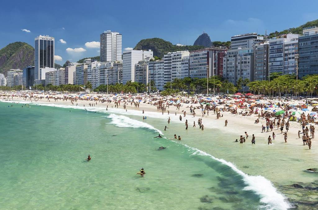 O mar da praia de Copacabana é gelado - em compensação, as águas cristalinas ainda resistem à cidade O mar da praia de Copacabana é gelado - em compensação, as águas cristalinas ainda resistem à cidade