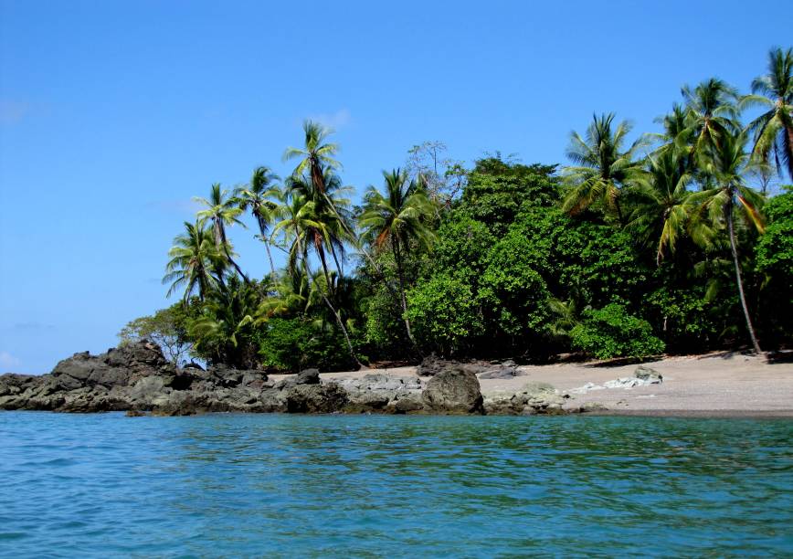 O <strong>Parque Nacional Corcovado</strong>, na <strong>costa pacífico</strong>, é parte da Área de Conservação de Osa e considerado uma das principais áreas de conservação do país. A National Geographic considerou-o o lugar mais biologicamente intenso da Terra em termos de biodiversidade. Essa abundância pode ser observada pelos turistas em caminhadas pelo entorno e tours guiados.