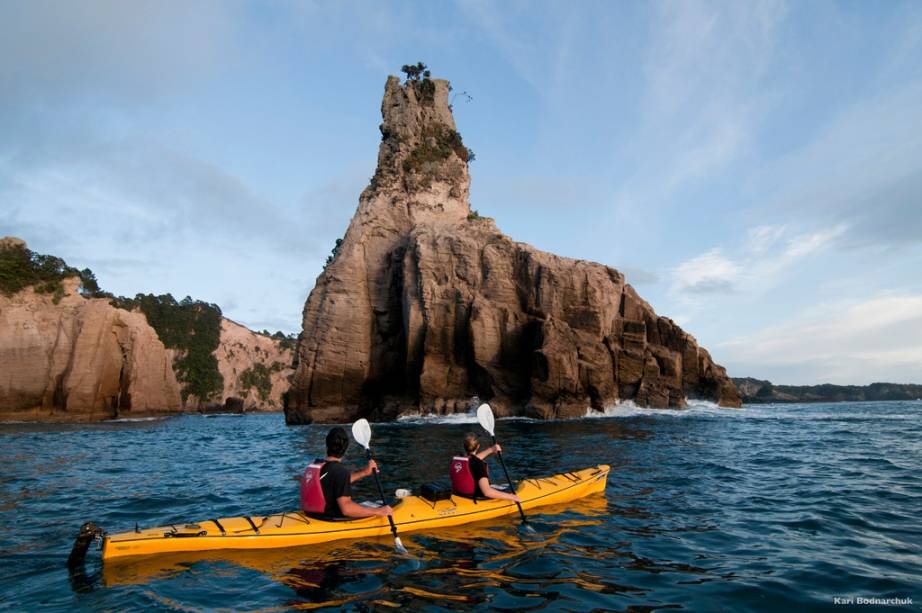 A Peninsula de Coromandel fica do outro lado do Firth of Thames a partir de Auckland