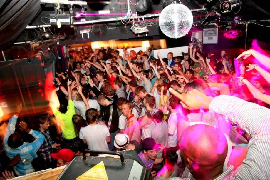 Southbank também abriga duas das melhores baladas da cidade: <strong>Cable<em> </em></strong><em>(33a Bermondsey Street Tunnel, <a href="https://cable-london.com" rel="cable-london.com" target="_blank">cable-london.com</a>) </em>e <strong>Corsica Studios</strong> <em>(foto; 4-5 Elephant Road, <a href="https://corsicastudios.com" rel="corsicastudios.com" target="_blank">corsicastudios.com</a>)</em>, ambas construídas em áreas vazias sob pontes do metrô.