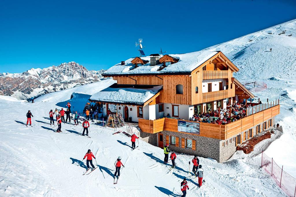 Destino de esqui – Cortina D’Ampezzo, na Itália Destino de esqui - Cortina D'Ampezzo, na Itália