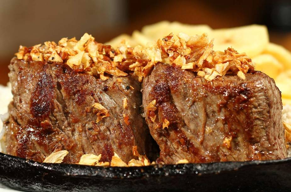 <strong>PARA CURTIR O CENTRO E ARREDORES</strong> <strong><a href="https://www.facebook.com/pages/Restaurante-Cosmopolita-Lapa-RJ/225935114180448" target="_blank" rel="noopener">Cosmopolita</a> </strong>Inaugurado em 1926, quando o <a href="https://viajeaqui.abril.com.br/cidades/br-rj-rio-de-janeiro" target="_blank" rel="noopener">Rio</a> era a capital federal, o Cosmopolita ganhou o apelido de Senadinho por ser local frequente de encontros e conchavos políticos. Um dos habitués era o advogado e diplomata Oswaldo Aranha (1894–1960) – há uma foto dele na parede do salão, como uma reverência ao cliente antigo e um lembrete de que o filé (foto) que leva seu nome nasceu aqui. O carro-chefe do cardápio é servido malpassado, com arroz, farofa, batatas portuguesas e alho frito <em>Tr. do Mosqueira, 4 (Lapa), (21) 2224-7820</em> <strong>PARA CURTIR O CENTRO E ARREDORES</strong> <strong><a href="https://www.facebook.com/pages/Restaurante-Cosmopolita-Lapa-RJ/225935114180448" target="_blank" rel="noopener">Cosmopolita</a> </strong>Inaugurado em 1926, quando o <a href="https://viajeaqui.abril.com.br/cidades/br-rj-rio-de-janeiro" target="_blank" rel="noopener">Rio</a> era a capital federal, o Cosmopolita ganhou o apelido de Senadinho por ser local frequente de encontros e conchavos políticos. Um dos habitués era o advogado e diplomata Oswaldo Aranha (1894–1960) – há uma foto dele na parede do salão, como uma reverência ao cliente antigo e um lembrete de que o filé (foto) que leva seu nome nasceu aqui. O carro-chefe do cardápio é servido malpassado, com arroz, farofa, batatas portuguesas e alho frito <em>Tr. do Mosqueira, 4 (Lapa), (21) 2224-7820</em>