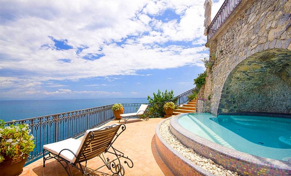 <strong><a href="https://viajeaqui.abril.com.br/cidades/italia-costa-amalfitana" rel="Costa Amalfitana" target="_self">Costa Amalfitana</a>, <a href="https://viajeaqui.abril.com.br/paises/italia" rel="Itália" target="_self">Itália</a></strong> Localizada ao sul de <a href="https://viajeaqui.abril.com.br/cidades/italia-napoles" rel="Nápoles" target="_self">Nápoles</a>, à beira do Mar Tirreno, esse belo paraíso atrai famosos e bilionários com sua exuberância. A linda mansão da foto oferece uma visão panorâmica de tirar o fôlego! <strong><a href="https://www.airbnb.com.br/rooms/5476305?s=CIyx" rel="Alugue aqui" target="_blank">Alugue aqui</a></strong> <em><a href="https://www.booking.com/city/it/amalfi.pt-br.html?aid=332455&label=viagemabril-lugares-incr%C3%ADveis-para-casar" rel="Veja preços de hotéis na Costa Amalfitana no Booking.com" target="_blank">Veja preços de hotéis na Costa Amalfitana no Booking.com</a></em> <strong><a href="https://viajeaqui.abril.com.br/cidades/italia-costa-amalfitana" rel="Costa Amalfitana" target="_self">Costa Amalfitana</a>, <a href="https://viajeaqui.abril.com.br/paises/italia" rel="Itália" target="_self">Itália</a></strong> Localizada ao sul de <a href="https://viajeaqui.abril.com.br/cidades/italia-napoles" rel="Nápoles" target="_self">Nápoles</a>, à beira do Mar Tirreno, esse belo paraíso atrai famosos e bilionários com sua exuberância. A linda mansão da foto oferece uma visão panorâmica de tirar o fôlego! <strong><a href="https://www.airbnb.com.br/rooms/5476305?s=CIyx" rel="Alugue aqui" target="_blank">Alugue aqui</a></strong> <em><a href="https://www.booking.com/city/it/amalfi.pt-br.html?aid=332455&label=viagemabril-lugares-incr%C3%ADveis-para-casar" rel="Veja preços de hotéis na Costa Amalfitana no Booking.com" target="_blank">Veja preços de hotéis na Costa Amalfitana no Booking.com</a></em>