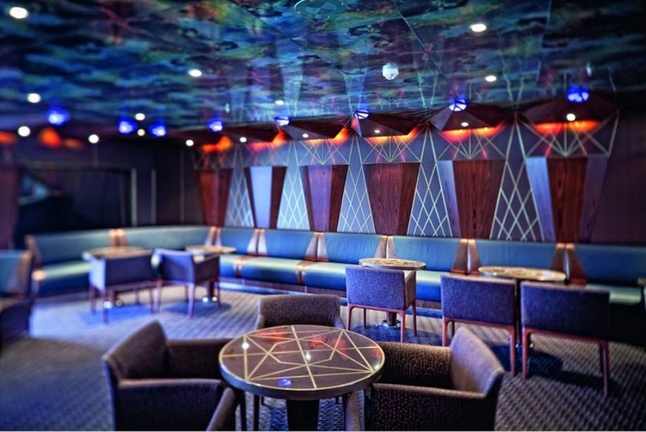 Bar com luzes coloridas é uma das opções para as noites a bordo Bar com luzes coloridas é uma das opções para as noites a bordo