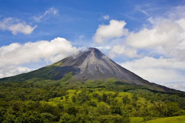 Com 26% de sua área protegida por parques nacionais e reservas ecológicas, a <a href="https://viajeaqui.abril.com.br/paises/costa-rica" target="_blank">Costa Rica </a>é o país com maior porcentagem de território regido por leis de proteção ambiental e continua no caminho da conservação. O país foi o primeiro do mundo a produzir café com carbono neutro, o <em>café dota</em> é certificado pela organização Carbon Clear e pelo British Standards Institution (Instituto Britânico de Qualidade). Para conseguir essa certificação é preciso provar que a produção não aumenta a quantidade de gases do efeito estufa no planeta Com 26% de sua área protegida por parques nacionais e reservas ecológicas, a <a href="https://viajeaqui.abril.com.br/paises/costa-rica" target="_blank">Costa Rica </a>é o país com maior porcentagem de território regido por leis de proteção ambiental e continua no caminho da conservação. O país foi o primeiro do mundo a produzir café com carbono neutro, o <em>café dota</em> é certificado pela organização Carbon Clear e pelo British Standards Institution (Instituto Britânico de Qualidade). Para conseguir essa certificação é preciso provar que a produção não aumenta a quantidade de gases do efeito estufa no planeta