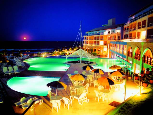 <strong>Costão do Santinho, Florianópolis (SC)</strong><br /> <br /> Eleito sete vezes o melhor resort de praia pelo prêmio O Melhor de Viagem e Turismo, o <a href="https://viajeaqui.abril.com.br/estabelecimentos/br-sc-florianopolis-hospedagem-costao-do-santinho-resort" rel="Costão do Santinho">Costão do Santinho</a>, em <a href="https://viajeaqui.abril.com.br/cidades/br-sc-florianopolis" rel="Florianópolis">Florianópolis</a>, preparou para o Natal uma série de atrações temáticas, com apresentações e peças teatrais, deixando o lugar repleto de “seres mágicos”, como elfos e fadas. A ceia terá a presença do ilusionista Issao Imamura, que fará um show com espírito natalino. O resort tem pacotes de 4 a 7 noites (a partir de R$ 2.408 e R$ 3.919, respectivamente) <strong>Costão do Santinho, Florianópolis (SC)</strong><br /> <br /> Eleito sete vezes o melhor resort de praia pelo prêmio O Melhor de Viagem e Turismo, o <a href="https://viajeaqui.abril.com.br/estabelecimentos/br-sc-florianopolis-hospedagem-costao-do-santinho-resort" rel="Costão do Santinho">Costão do Santinho</a>, em <a href="https://viajeaqui.abril.com.br/cidades/br-sc-florianopolis" rel="Florianópolis">Florianópolis</a>, preparou para o Natal uma série de atrações temáticas, com apresentações e peças teatrais, deixando o lugar repleto de “seres mágicos”, como elfos e fadas. A ceia terá a presença do ilusionista Issao Imamura, que fará um show com espírito natalino. O resort tem pacotes de 4 a 7 noites (a partir de R$ 2.408 e R$ 3.919, respectivamente)