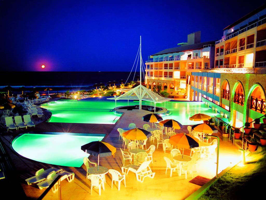 <strong>Cost&atilde;o do Santinho, Florian&oacute;polis (SC)</strong><br />  <br />  Eleito sete vezes o melhor resort de praia pelo pr&ecirc;mio O Melhor de Viagem e Turismo, o <a href="https://viajeaqui.abril.com.br/estabelecimentos/br-sc-florianopolis-hospedagem-costao-do-santinho-resort" rel="Cost&atilde;o do Santinho">Cost&atilde;o do Santinho</a>, em <a href="https://viajeaqui.abril.com.br/cidades/br-sc-florianopolis" rel="Florian&oacute;polis">Florian&oacute;polis</a>, preparou para o Natal uma s&eacute;rie de atra&ccedil;&otilde;es tem&aacute;ticas, com apresenta&ccedil;&otilde;es e pe&ccedil;as teatrais, deixando o lugar repleto de &ldquo;seres m&aacute;gicos&rdquo;, como elfos e fadas. A&nbsp;ceia ter&aacute; a presen&ccedil;a do ilusionista Issao Imamura, que far&aacute; um show com esp&iacute;rito natalino.&nbsp;O resort tem pacotes de 4 a 7 noites (a partir de R$ 2.408 e R$ 3.919, respectivamente)
