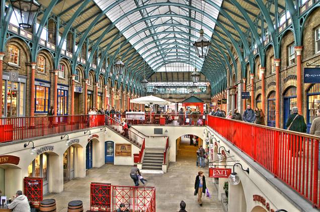 Para uma outra agradável tarde de compras, a <strong>Covent Garden Piazza</strong> abriga lojas, restaurantes, bares e cafés. Na hora em que a fome bater, escolha entre o tradicional fish and chips do <strong>Rock and Sole Plaice</strong> <em> (47 Endell St.) </em>e um dos pratos italianos que Jamie Oliver preparou para o seu <strong>Jamie’s Italian </strong><em>(11 Upper St. Martin’s Lane, <a href="https://jamieoliver.com" rel="jamieoliver.com" target="_blank">jamieoliver.com</a>)</em>. A microcervejaria irlandesa <strong>Porterhouse</strong> <em>(21-22 Maiden Lane, <a href="https://porterhousebrewco.com" rel="porterhousebrewco.com" target="_blank">porterhousebrewco.com</a>) </em>é uma boa pedida para provar cervejas locais, como a Oyster (stout) e a Porterhouse Red (red ale). Para uma outra agradável tarde de compras, a <strong>Covent Garden Piazza</strong> abriga lojas, restaurantes, bares e cafés. Na hora em que a fome bater, escolha entre o tradicional fish and chips do <strong>Rock and Sole Plaice</strong> <em> (47 Endell St.) </em>e um dos pratos italianos que Jamie Oliver preparou para o seu <strong>Jamie’s Italian </strong><em>(11 Upper St. Martin’s Lane, <a href="https://jamieoliver.com" rel="jamieoliver.com" target="_blank">jamieoliver.com</a>)</em>. A microcervejaria irlandesa <strong>Porterhouse</strong> <em>(21-22 Maiden Lane, <a href="https://porterhousebrewco.com" rel="porterhousebrewco.com" target="_blank">porterhousebrewco.com</a>) </em>é uma boa pedida para provar cervejas locais, como a Oyster (stout) e a Porterhouse Red (red ale).