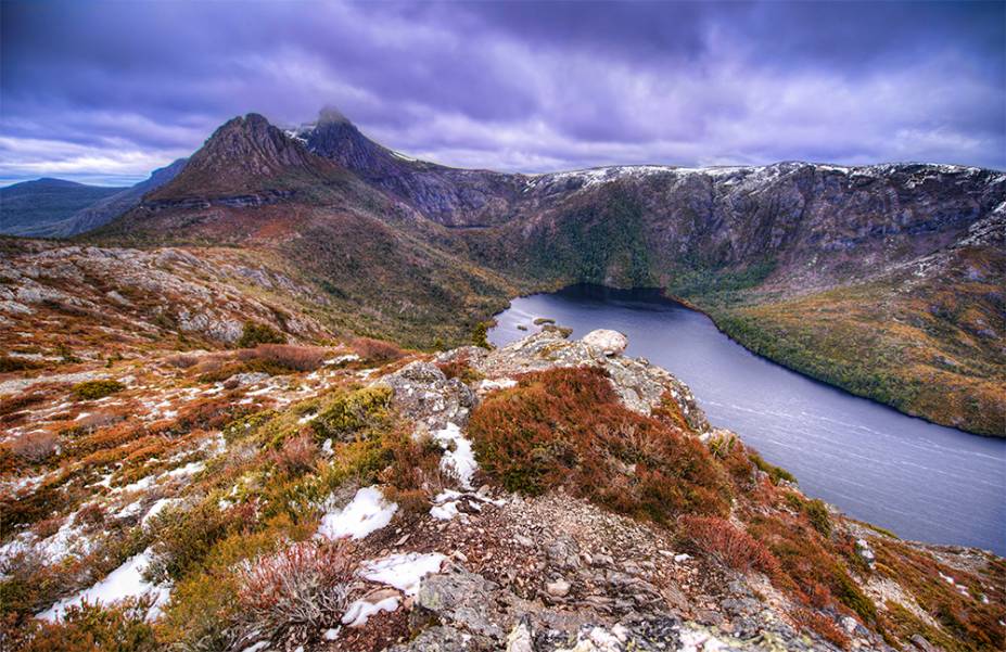<strong><a href="https://www.discovertasmania.com.au/about/national-parks-and-wilderness/cradle-mountain-lake-st-clair-national-park" target="_blank" rel="noopener">Parque Nacional Cradle Mountain-Lake St. Clair</a>, Tasmania, Austrália</strong> Parte da Reserva Natural da Tasmânia, o parque inclui um belo lago e montanhas propensas a serem exploradas a pé. A Dove Lake é uma das grandes atrações locais, de onde é possível ter uma visão deslumbrante da região <em><a href="https://www.booking.com/searchresults.pt-br.html?aid=332455&sid=b6bf542626b1a2c7a9951e44506f270a&sb=1&src=searchresults&src_elem=sb&error_url=https%3A%2F%2Fwww.booking.com%2Fsearchresults.pt-br.html%3Faid%3D332455%3Bsid%3Db6bf542626b1a2c7a9951e44506f270a%3Btmpl%3Dsearchresults%3Bac_click_type%3Db%3Bac_position%3D0%3Bclass_interval%3D1%3Bdest_id%3D14358%3Bdest_type%3Dregion%3Bdtdisc%3D0%3Bfrom_sf%3D1%3Bgroup_adults%3D2%3Bgroup_children%3D0%3Binac%3D0%3Bindex_postcard%3D0%3Blabel_click%3Dundef%3Bno_rooms%3D1%3Boffset%3D0%3Bpostcard%3D0%3Braw_dest_type%3Dregion%3Broom1%3DA%252CA%3Bsb_price_type%3Dtotal%3Bsearch_selected%3D1%3Bshw_aparth%3D1%3Bslp_r_match%3D0%3Bsrc%3Dsearchresults%3Bsrc_elem%3Dsb%3Bsrpvid%3D5cb782d0e3210007%3Bss%3DParque%2520Nacional%2520da%2520Chapada%2520Diamantina%252C%2520Brasil%3Bss_all%3D0%3Bss_raw%3DParque%2520Nacional%2520da%2520Chapada%2520Diamantina%3Bssb%3Dempty%3Bsshis%3D0%3Bssne%3DParque%2520Nacional%2520Arches%3Bssne_untouched%3DParque%2520Nacional%2520Arches%3Btop_ufis%3D1%26%3B&ss=Cradle+Mountain-Lake+St+Clair+National+Park%2C+Tasmania%2C+Australia&is_ski_area=&ssne=Chapada+Diamantina+National+Park&ssne_untouched=Chapada+Diamantina+National+Park&checkin_monthday=&checkin_month=&checkin_year=&checkout_monthday=&checkout_month=&checkout_year=&group_adults=2&group_children=0&no_rooms=1&from_sf=1&ss_raw=cradle+mountain-lake+st.+clair+national+park&ac_position=1&ac_click_type=g&dest_id=ChIJzZ_dyZy4eqoRMN5RtE7JAw8&dest_type=landmark&place_id=ChIJzZ_dyZy4eqoRMN5RtE7JAw8&place_id_lat=-41.8333333&place_id_lon=146&place_types=tourist_attraction%2Cpark%2Cpoint_of_interest%2Cestablishment&search_pageview_id=5cb782d0e3210007&search_selected=true" target="_blank" rel="noopener">Veja preços de hotéis na região de Cradle Mountain no Booking.com</a></em>