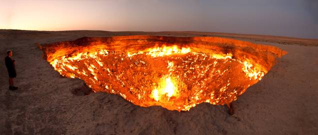<strong>Cratera de Darvaz, Turcomenistão</strong>Você sabe onde se encontra a porta para o inferno? Alguns acreditam que ela fica no Turcomenistão, em um buraco de 60 metros de diâmetro, localizado no Deserto de Karakum, que vem queimando continuamente desde 1971. Suas chamas nunca se apagam pois são alimentadas pelo gás natural que existe na área. Esse curioso fenômeno teve tanto a participação humana, quanto da natureza, porque começou quando o solo do local cedeu durante uma exploração russa em busca de fontes de gás na região. Com medo dos gases serem tóxicos, os exploradores jogaram fogo na cratera na tentativa de os extinguir, porém, mal sabiam eles que demoraria um longo tempo para isso acontecer... <strong>Cratera de Darvaz, Turcomenistão</strong>Você sabe onde se encontra a porta para o inferno? Alguns acreditam que ela fica no Turcomenistão, em um buraco de 60 metros de diâmetro, localizado no Deserto de Karakum, que vem queimando continuamente desde 1971. Suas chamas nunca se apagam pois são alimentadas pelo gás natural que existe na área. Esse curioso fenômeno teve tanto a participação humana, quanto da natureza, porque começou quando o solo do local cedeu durante uma exploração russa em busca de fontes de gás na região. Com medo dos gases serem tóxicos, os exploradores jogaram fogo na cratera na tentativa de os extinguir, porém, mal sabiam eles que demoraria um longo tempo para isso acontecer...