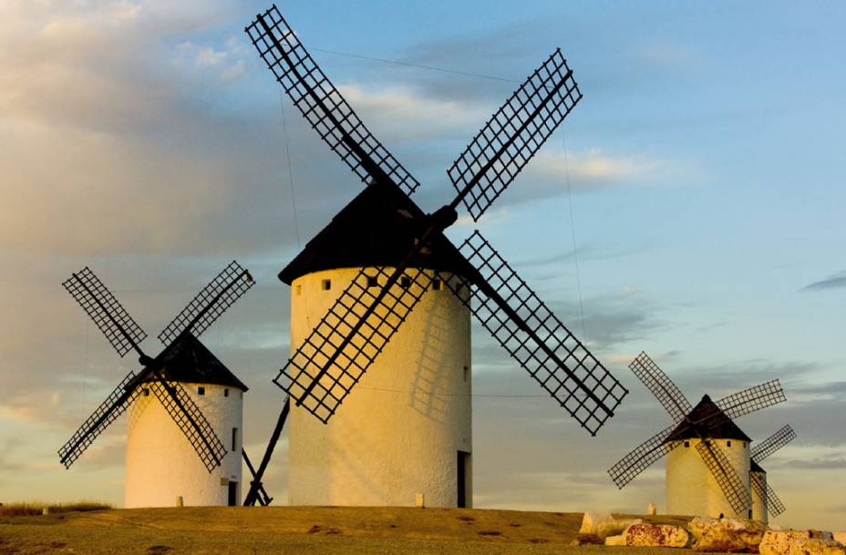 <strong>Dom Quixote – Espanha; regiões La Mancha, de Aragão e de Catalunha</strong>Poucos são os que leram o livro inteiro, mas todo mundo conhece o básico da história de <strong>Dom Quixote de la Mancha</strong>, um clássico escrito por Miguel de Cervantes. Enquanto o protagonista perde o juízo lendo romances de cavalaria e decide fazer andanças com Sancho Pança, o leitor acompanha várias aventuras entre as <a href="https://viajeaqui.abril.com.br/paises/espanha " rel="terras espanholas" target="_blank">terras espanholas</a> de <strong>La Mancha</strong>, <strong>Aragão </strong>e <strong>Catalunha</strong>.Não há admirador da história que não queira visitar a região – e vale a pena! Em <strong>Castela La Mancha</strong>, terra natal do personagem, começa uma rota chamada Rota Do Quixote, que atravessa os mesmos cenários do texto. São 144 municípios que totalizam 2.500km a pé, de bicicleta ou a cavalo. Mas é preciso ter coragem: passando pelo <strong>Campo de Criptana </strong>(foto), na Ciudad Real, encontram-se alguns gigantes violentos com braços enormes. Ou seriam apenas moinhos de vento? <strong>Dom Quixote – Espanha; regiões La Mancha, de Aragão e de Catalunha</strong>Poucos são os que leram o livro inteiro, mas todo mundo conhece o básico da história de <strong>Dom Quixote de la Mancha</strong>, um clássico escrito por Miguel de Cervantes. Enquanto o protagonista perde o juízo lendo romances de cavalaria e decide fazer andanças com Sancho Pança, o leitor acompanha várias aventuras entre as <a href="https://viajeaqui.abril.com.br/paises/espanha " rel="terras espanholas" target="_blank">terras espanholas</a> de <strong>La Mancha</strong>, <strong>Aragão </strong>e <strong>Catalunha</strong>.Não há admirador da história que não queira visitar a região – e vale a pena! Em <strong>Castela La Mancha</strong>, terra natal do personagem, começa uma rota chamada Rota Do Quixote, que atravessa os mesmos cenários do texto. São 144 municípios que totalizam 2.500km a pé, de bicicleta ou a cavalo. Mas é preciso ter coragem: passando pelo <strong>Campo de Criptana </strong>(foto), na Ciudad Real, encontram-se alguns gigantes violentos com braços enormes. Ou seriam apenas moinhos de vento?