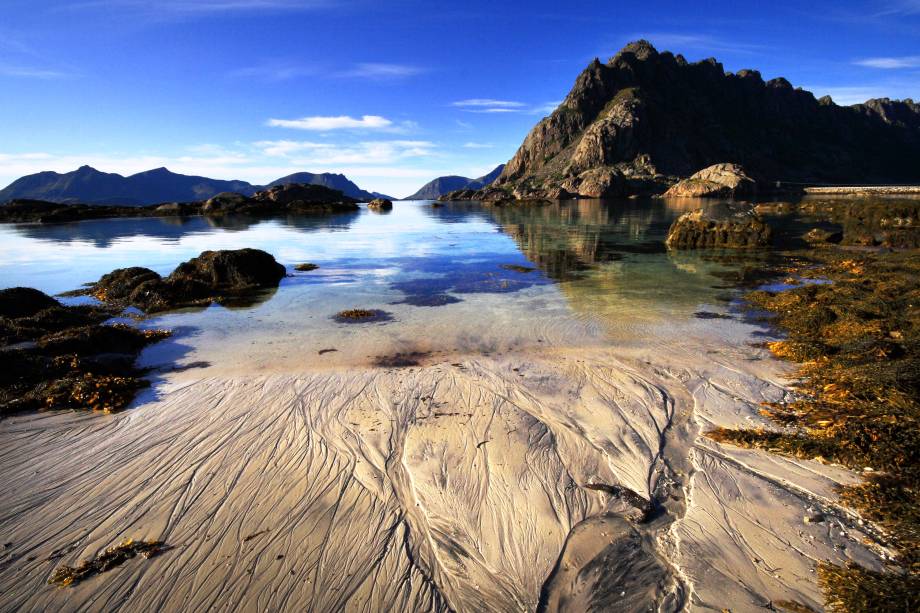 <strong>5. <a href="https://viajeaqui.abril.com.br/paises/noruega" rel="Noruega" target="_self">Noruega</a></strong>                Localizado no condado de Nordland, o arquipélago Lofoten abriga vastas montanhas, faixas litorâneas e áreas virgens