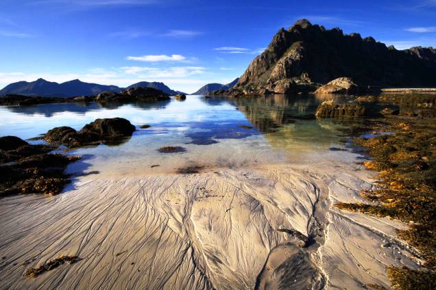 <strong>5. <a href="https://viajeaqui.abril.com.br/paises/noruega" rel="Noruega" target="_self">Noruega</a></strong> Localizado no condado de Nordland, o arquipélago Lofoten abriga vastas montanhas, faixas litorâneas e áreas virgens <strong>5. <a href="https://viajeaqui.abril.com.br/paises/noruega" rel="Noruega" target="_self">Noruega</a></strong> Localizado no condado de Nordland, o arquipélago Lofoten abriga vastas montanhas, faixas litorâneas e áreas virgens