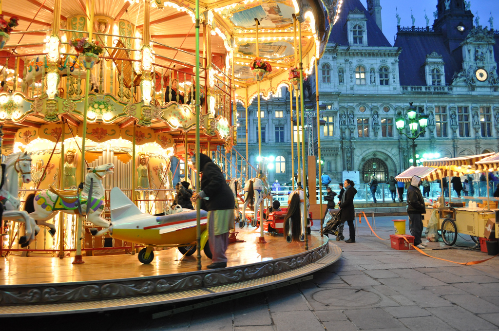 Carrossel na pra&ccedil;a da prefeitura de Paris, o Hotel de Ville
