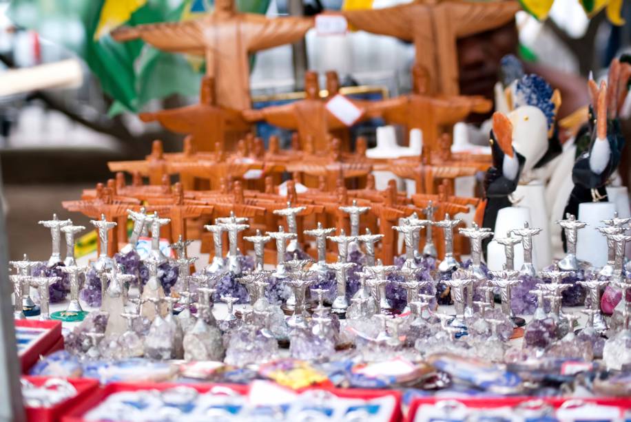 As belezas da <a href="https://beta-develop.viagemeturismo.abril.com.br/cidades/rio-de-janeiro-7/" target="_blank">Cidade Maravilhosa</a> são muitas, mas não tem como competir: o <a href="https://viajeaqui.abril.com.br/estabelecimentos/br-rj-rio-de-janeiro-atracao-cristo-redentor-corcovado" target="_blank">Cristo</a> é quem reina no quesito lembracinhas