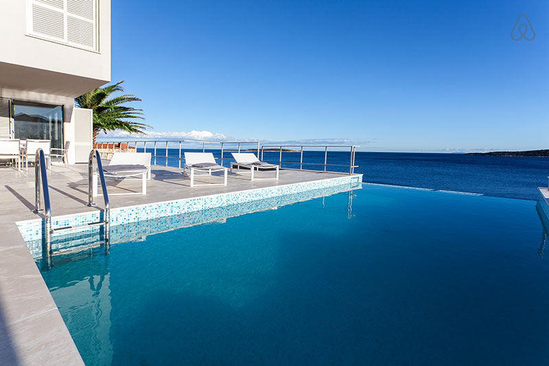 A praia de Zlatni Rat, na península da ilha de Brač, tem areias branquinhas e mar transparente; é possível chegar lá de barco a partir da cidade de Split, na costa da Dalmácia    <a href="https://www.booking.com/city/hr/bol.pt-br.html?aid=332455&label=viagemabril-croacia" rel="Veja preços de hotéis próximos à praia de Zlatni Rat no Booking.com" target="_blank">Veja preços de hotéis próximos à praia de Zlatni Rat no Booking.com</a> A praia de Zlatni Rat, na península da ilha de Brač, tem areias branquinhas e mar transparente; é possível chegar lá de barco a partir da cidade de Split, na costa da Dalmácia    <a href="https://www.booking.com/city/hr/bol.pt-br.html?aid=332455&label=viagemabril-croacia" rel="Veja preços de hotéis próximos à praia de Zlatni Rat no Booking.com" target="_blank">Veja preços de hotéis próximos à praia de Zlatni Rat no Booking.com</a>