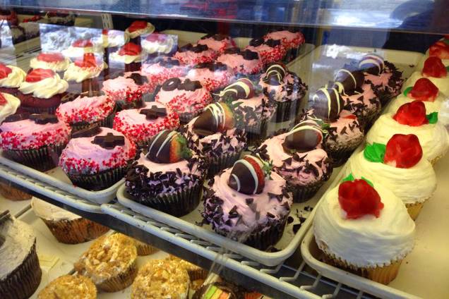 <strong><a href="https://www.crumbs.com/" rel="Crumbs Bake Shop" target="_blank">Crumbs Bake Shop</a></strong> Cookies, cupcakes, muffins, bolos e brownies fazem a festa do visitante. Se prepare, pois as receitas são bem doces e vêm com bastante recheio. <em>1675 Broadway (53rd), 10019</em> <strong><a href="https://www.crumbs.com/" rel="Crumbs Bake Shop" target="_blank">Crumbs Bake Shop</a></strong> Cookies, cupcakes, muffins, bolos e brownies fazem a festa do visitante. Se prepare, pois as receitas são bem doces e vêm com bastante recheio. <em>1675 Broadway (53rd), 10019</em>