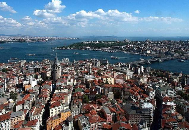 Os cruzeiros pelo Bósforo começam normalmente em Eminonu, no Chifre de Ouro Os cruzeiros pelo Bósforo começam normalmente em Eminonu, no Chifre de Ouro