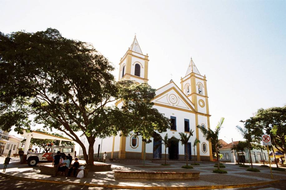 Localizada entre a Serra do Mar e o Vale do Paraíba e com o Parque Estadual da Serra do Mar muito próximo, Cunha é ponto de partida para várias trilhas que levam a cachoeiras e paisagens de tirar o fôlego. A cidade também é conhecida pelo trabalho em cerâmica de seus artistas e artesãos, que produzem peças de qualidade e diferentes estilos e técnicas, conferindo a denominação de “cerâmica de autor”. Em termos de gastronomia, os produtos regionais como pinhão, cordeiro e cogumelo shitake estão presentes em cardápios de restaurantes por toda a cidade.