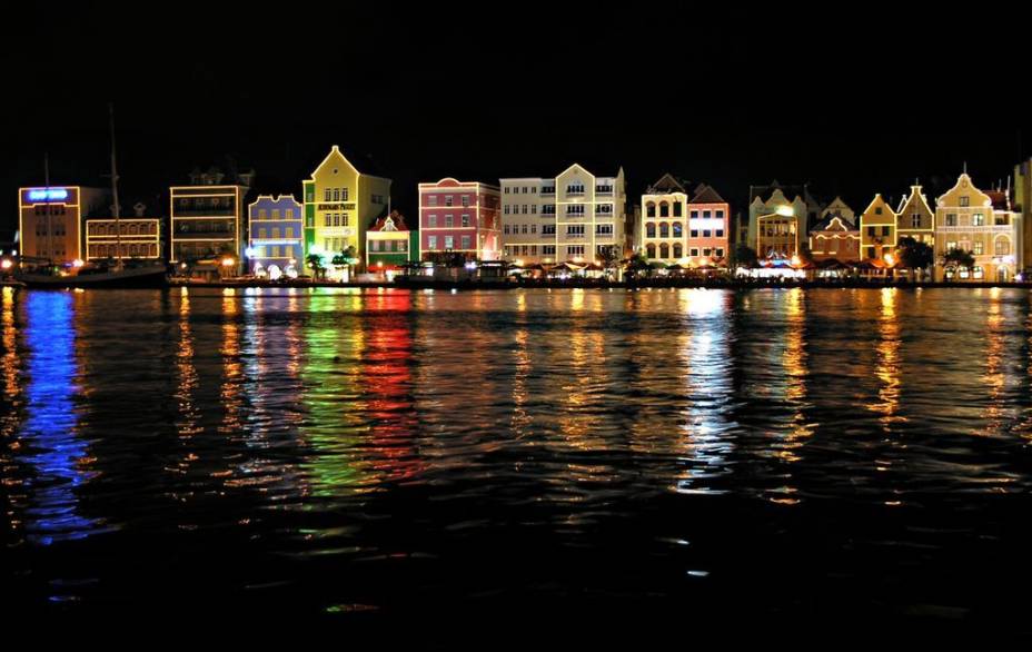 Aspecto noturno de Willemstad, Curaçao Aspecto noturno de Willemstad, Curaçao